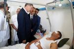 Le chef du gouvernement se rend au chevet des blessés de l'attaque terroriste de Ghardimaou