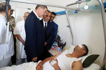 Le chef du gouvernement se rend au chevet des blessés de l'attaque terroriste de Ghardimaou