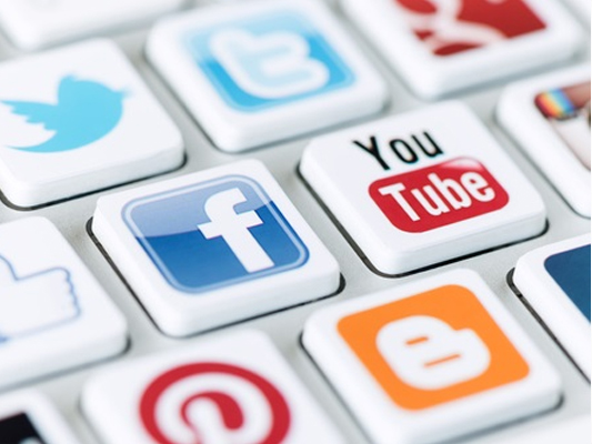 Deloitte : 85% des internautes tunisiens utilisent Facebook et Youtube