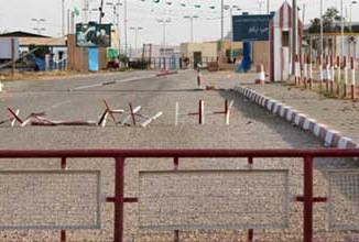 Tataouine : Des protestataires bloquent la route menant vers le poste frontalier Dhehiba