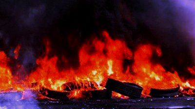 Tunisie ' Vidéo : Sfax : Des voitures sillonnent la ville et ravitaillent les manifestants en pneus usagés