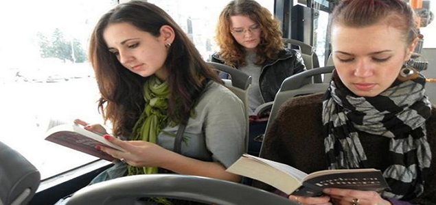 C'est un bus' C'est une bibliothèque' Non, c'est le bibliobus...une première en Tunisie!