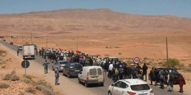 من حفوز الى القيروان: مسيرة على الاقدام لعملة الحضائر للمطالبة بتسوية وضعهم المهني