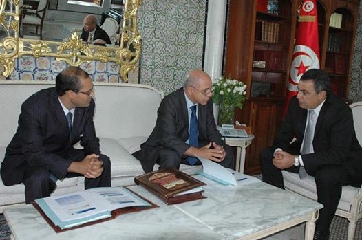 Mehdi Jomâa reçoit le rapport préliminaire du recensement général