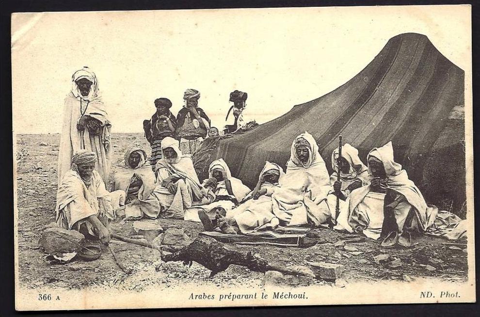 CPA ANCIENNE- AFFRIQUE TUNISIE- ARABES PREPARANT LE MECHOUI RÉGION DE BEN-GARDANE- TRES GROS PLAN
