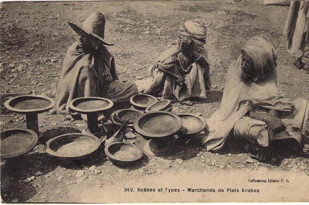 CPA . BEN GARDANE...MARCHANDS DE PLATS ARABES.. trés animé .. circulé 1918.. BE..