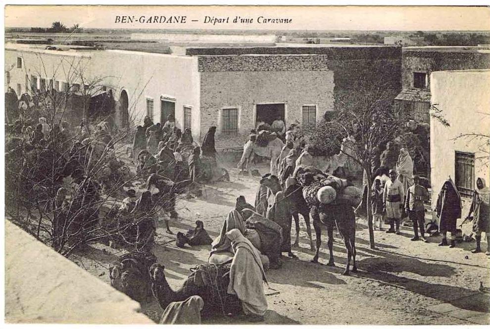 1915 ??? (peu lisible) - BEN-GARDANE - Départ d'une caravane - Très belle animation - SUPERBE CPA - Cachet d'un Bataillo