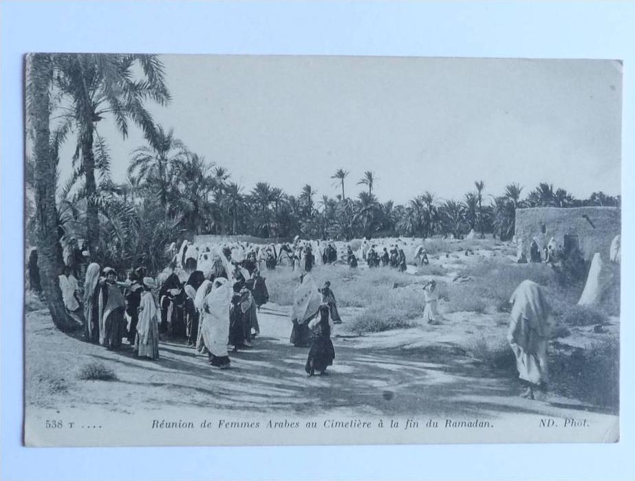 BEN GARDANE - Réunion de femmes Arabes au cimetière à la fin du Ramadan