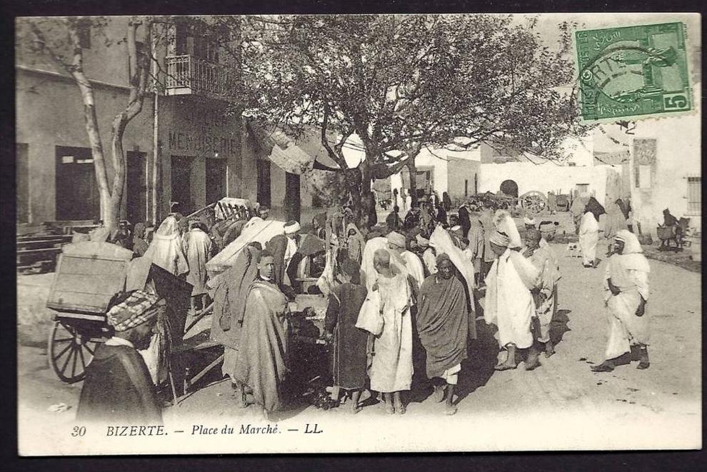 CPA ANCIENNE- AFRIQUE DU NORD- TUNISIE- BIZERTE- LA PLACE DU MARCHÉ AVEC TRES BELLE ANIMATION- GROS PLAN- MENUISERIE
