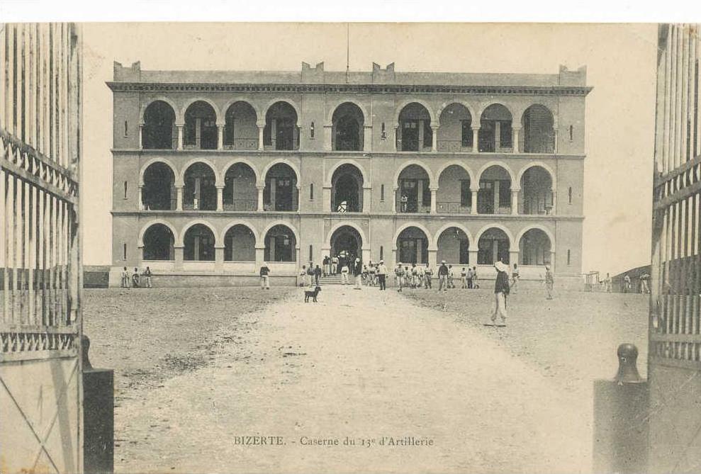 cpa,NORD DE TUNISIE,BIZERTE 1907,la caserne du 13 régiment d´artillerie,vue militaires dans la cour,rare,port militaire