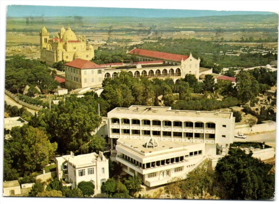 Carthage - La cathédrale et l'Hôtel Reine Didon