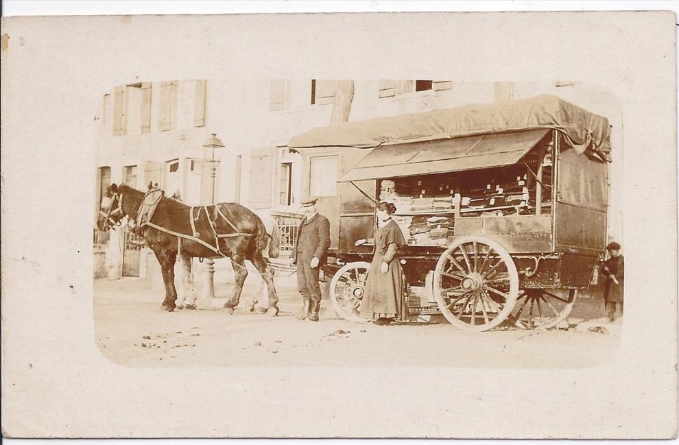 CARTE-PHOTO-GROS PLAN D UN BEL ATTELAGE DU MARCHAND D ETOFFES ET HABITS AMBULANTS-MEMERE ET SON PERE SCANS R/V