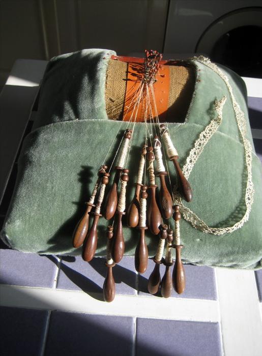 CARREAU DE DENTELLIERE ET CARTONS PERFORES