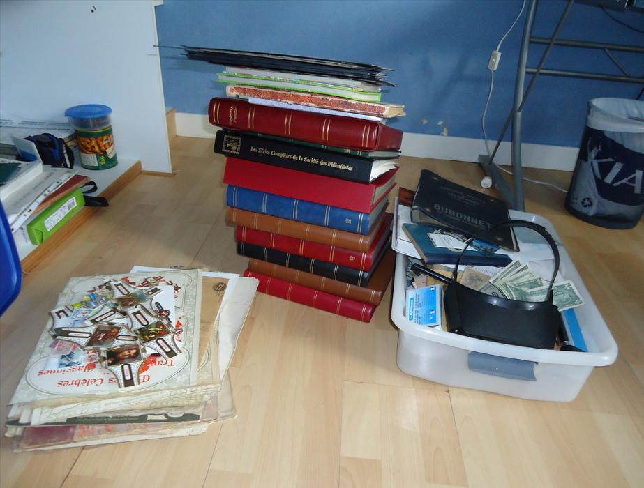 GROS LOT DE 32KG400 DE TIMBRES TOUS PAYS +DES DOCUMENTS DIVERS DES CPA-CPM ENTIERS POSTAUX ENVELOPPES ECT.....V. PHOTOS