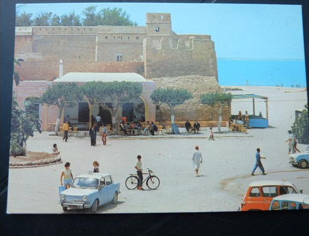 HAMMAMET la grande place taxi simca 100 , renault 4 L 2 scan