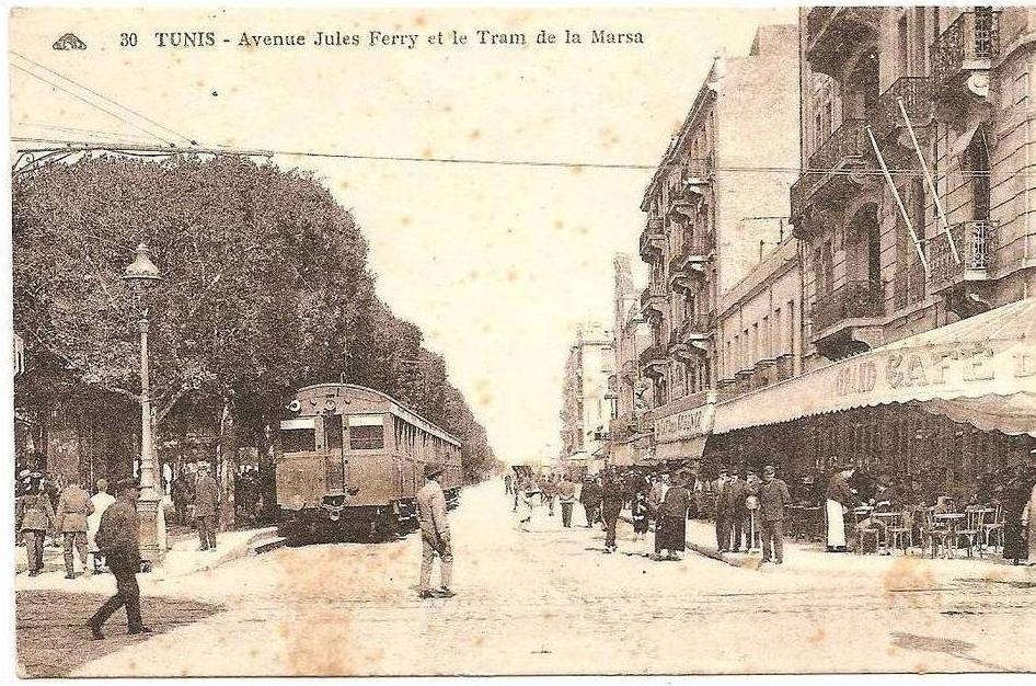 Tunis . Avenue Jules Ferry et le Tram de la Marsa