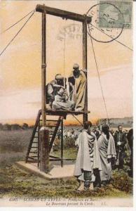 TUNISIE 6385 SCENES ET TYPES PENDAISON AU BARDO LE BOURREAU PASSANT LA CORDE 1910