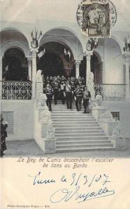 Tunisie - Le Bey de Tunis descendant l'escalier de lions au Bardo