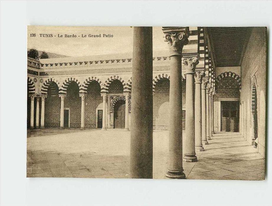 256 ) TUNIS. Le Bardo. Le Grand Patio . (2 Scans) .Année 19** . Édit./Phot * .Exp/Dest *