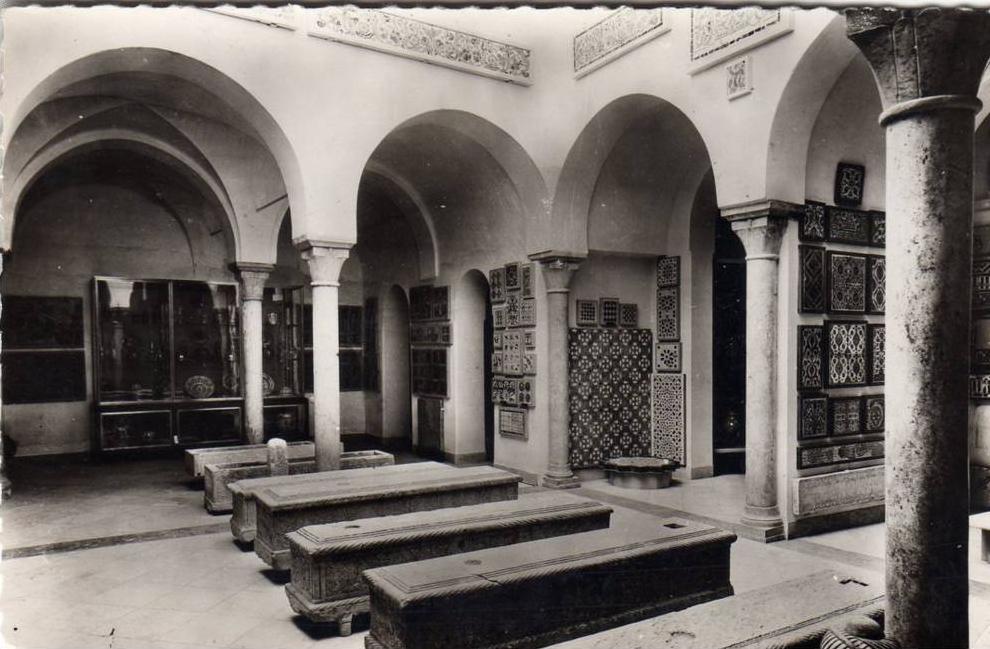 TUNISIE LE BARDO - Musée Alaoui Patio des tombes musulmanes