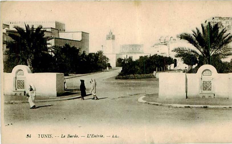 Belle CPA - Tunis.Le Bardo.L' Entrée. E 1134 animée