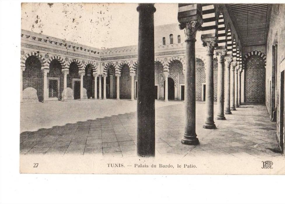 C P A -noir et blanc-TUNISIE-TUNIS-27-pa lais du bardo le patio 2 scans