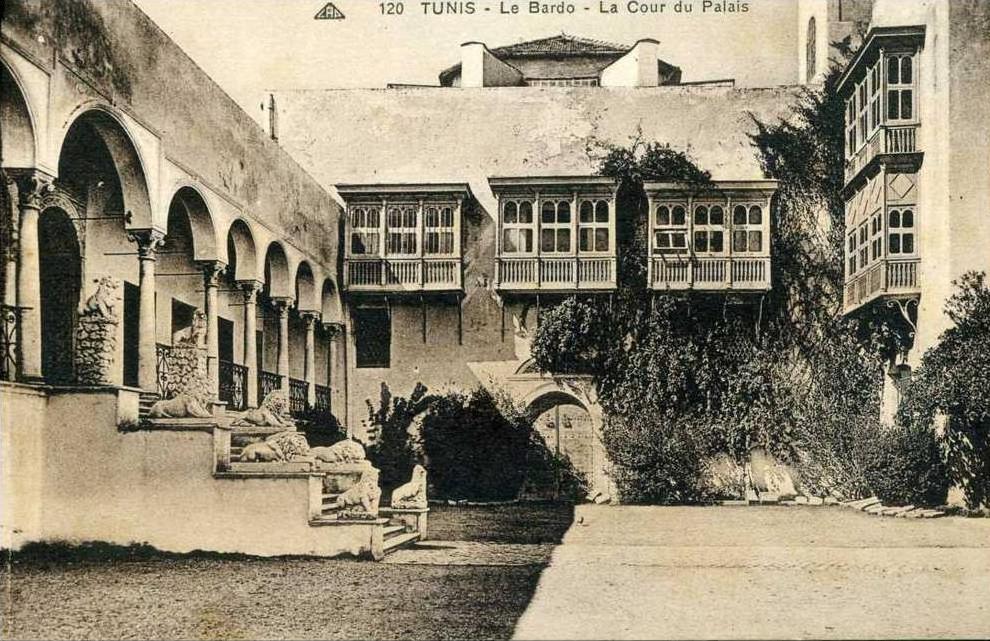 TUNIS LE BARDO COUR DU PALAIS ANNEES 20
