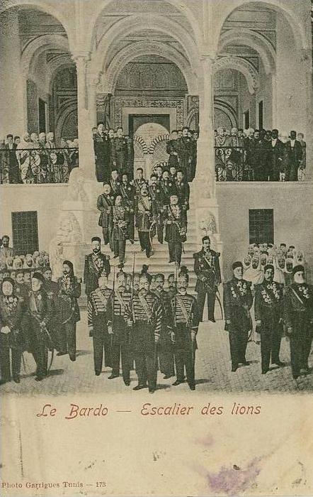 TUNISIE - LE BARDO - Escalier des lions ( militaires )