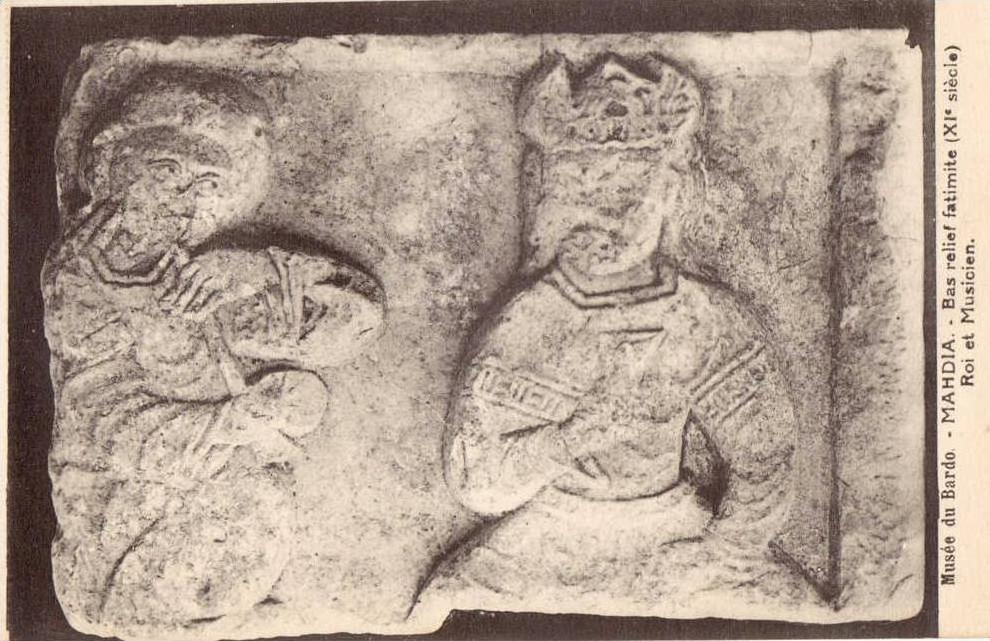 Ph-CPA Tunis Musée du Bardo (Tunisie) Mahdia, Bas relief Fatimite XIe siècle, Roi et Musicien, petit format