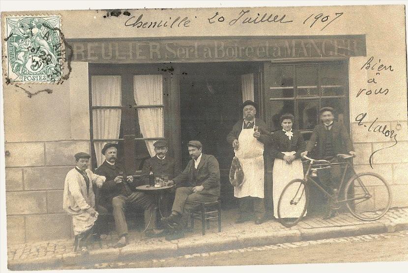 CHEMILLE - Photo carte Restaurant -Reulier sert à boire et à manger - TB (dos un peu sale écrite ) RARE